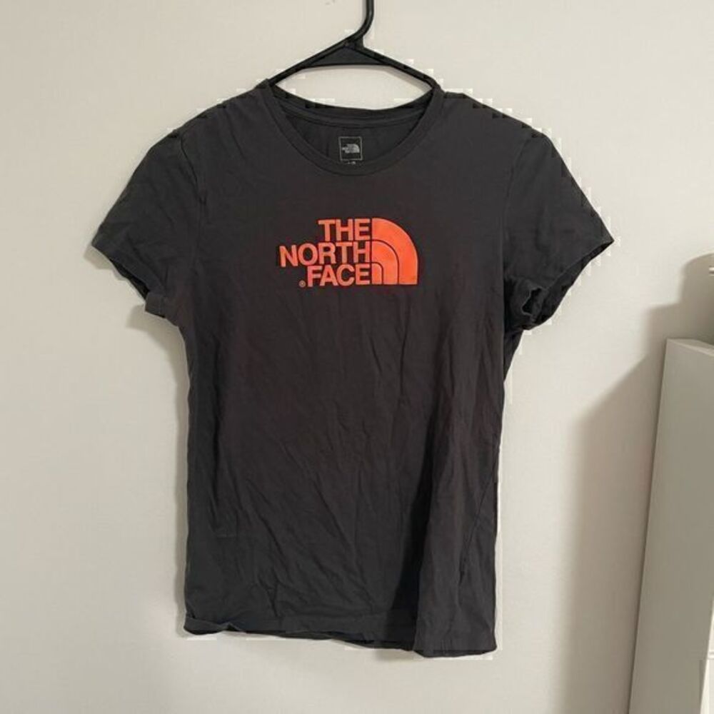 Women the north face tee shirt